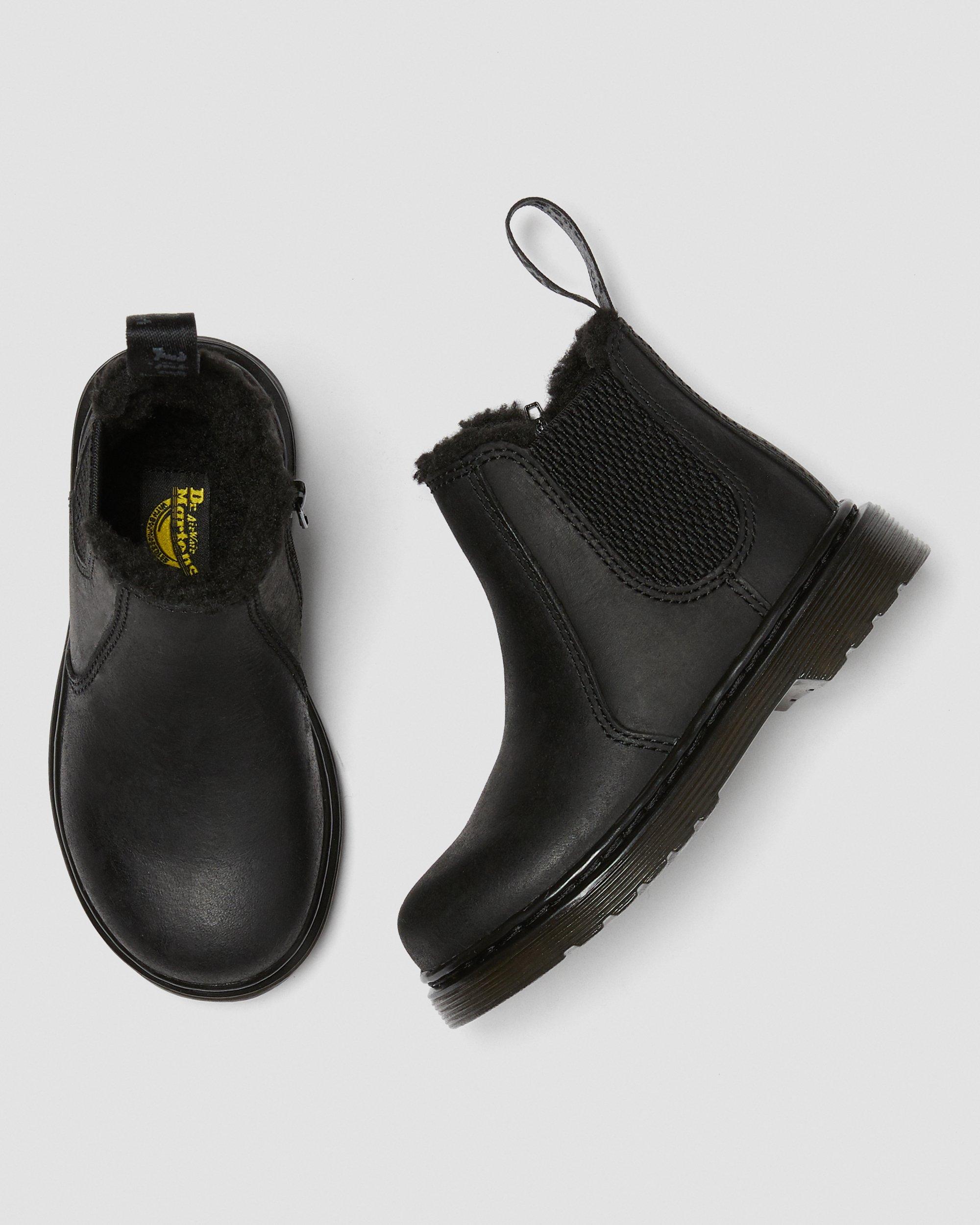 حذاء تشيلسي للأطفال الصغار 2976 مبطن بالفرو الصناعي من Dr. Martens