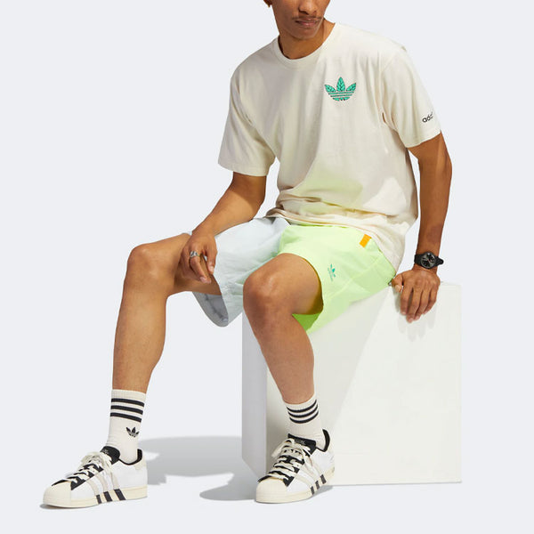 تي شيرت adidas originals بطباعة أبجدية كبيرة وشعار Trefoil Leaves Back، بأكمام قصيرة، مناسب للرياضة الكاجوال، باللون البيج