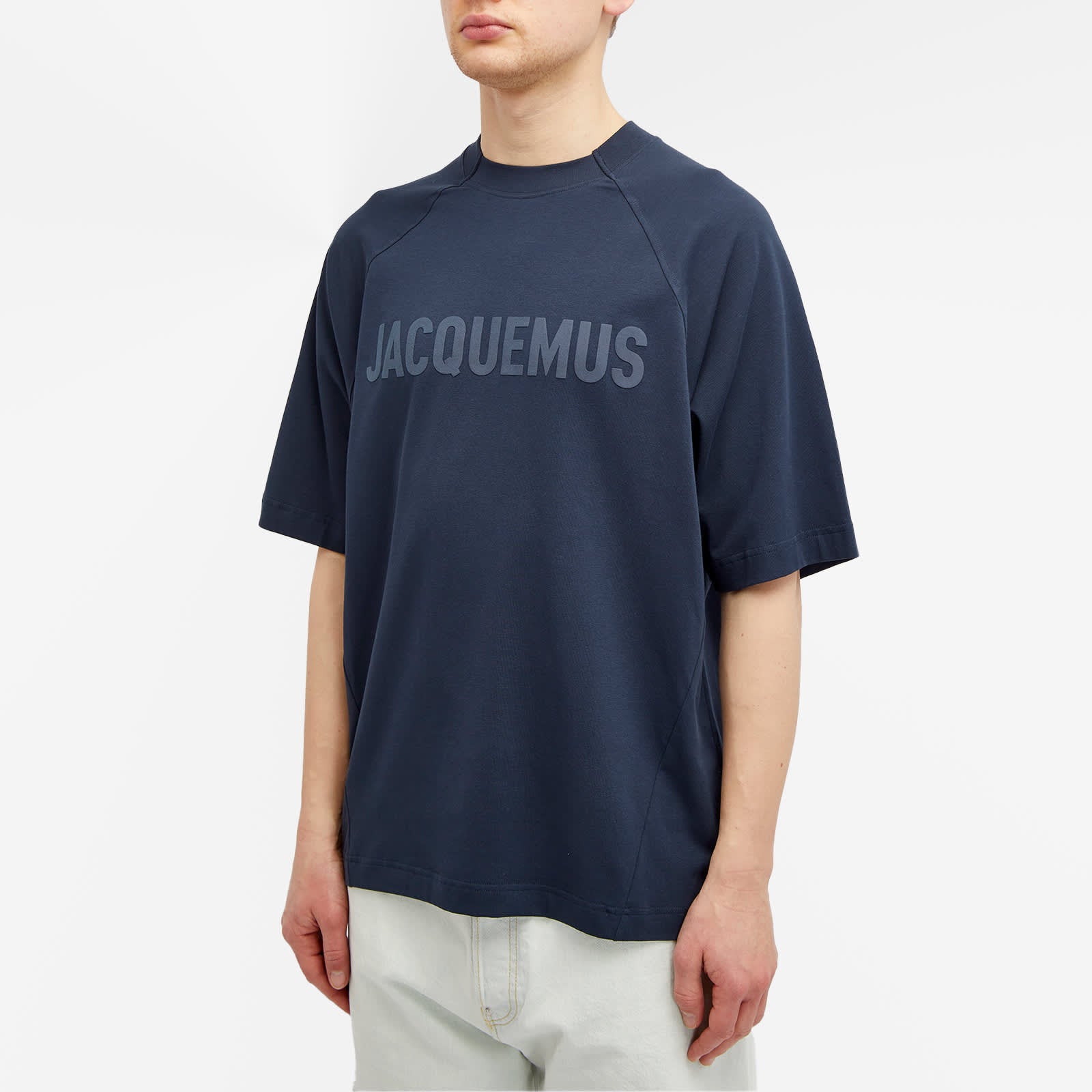 تي شيرت Jacquemus Typo باللون الأزرق الداكن