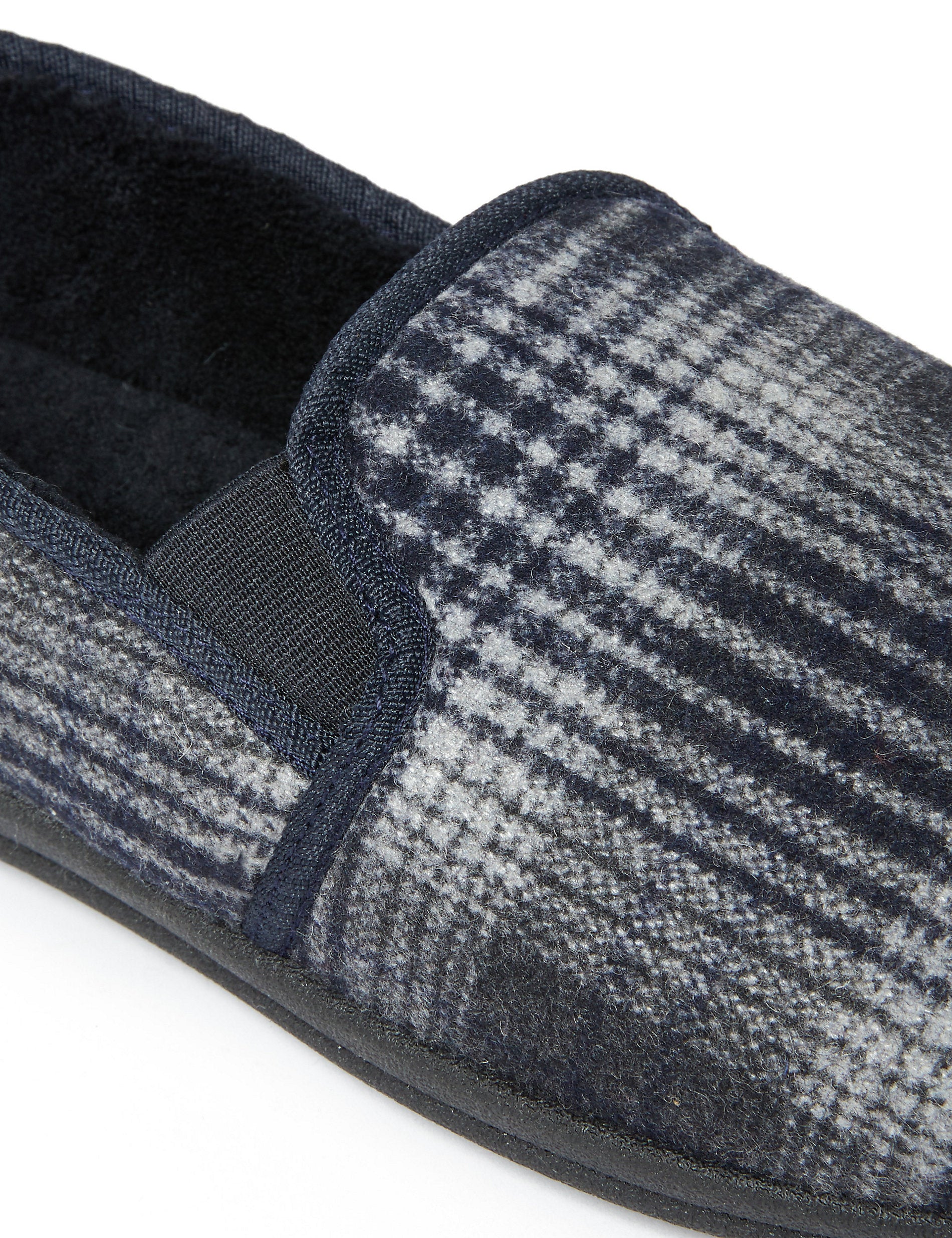 Fleece lined slippers with Freshfeet Marks & Spencer, black mix