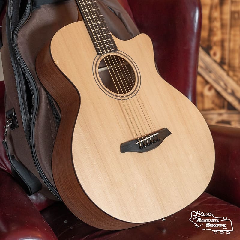 جيتار صوتي من Furch Blue BARc-SW Series من خشب Sitka/Walnut Cutaway Baritone مع حقيبة أدوات موسيقية #8914