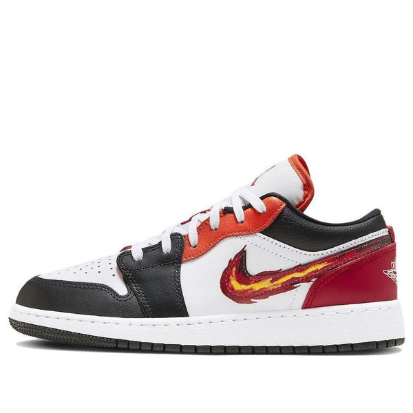 حذاء رياضي (GS) Air Jordan 1 Low 'Flaming Swoosh - Gym Red'، اللون: أسود/أبيض/أحمر/برتقالي/أسود