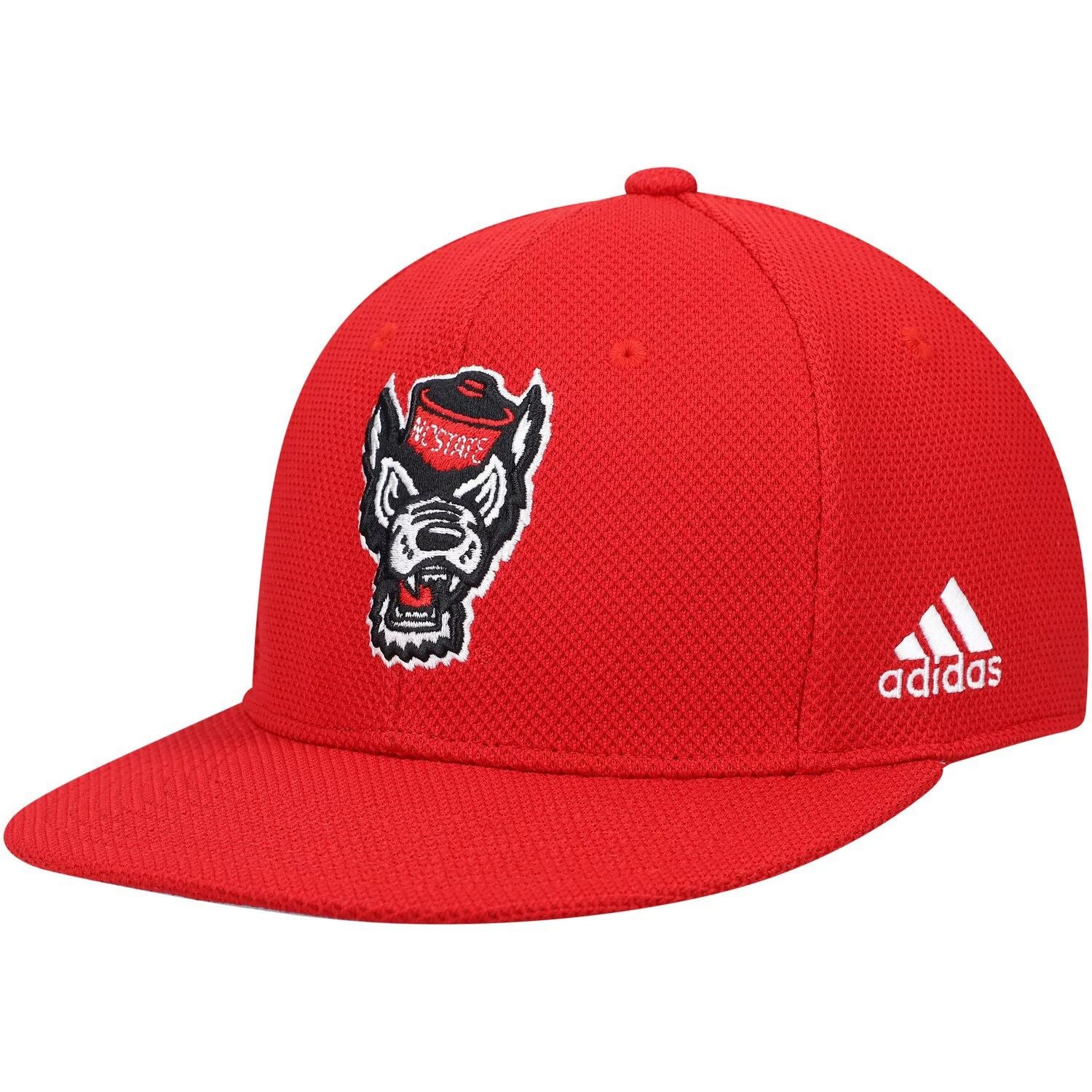 قبعة بيسبول adidas للرجال باللون الأحمر لفريق NC State Wolfpack على أرض الملعب